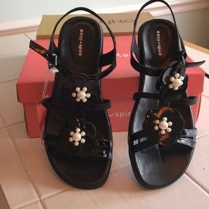 NWT. Easy Spirit Sandals In Shiny Black